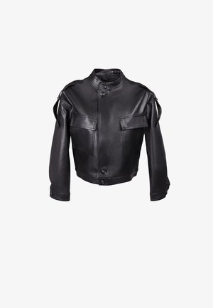 Giacca di pelle nera con colletto alto, bottoni frontali, due tasche sul petto e spalline con dettagli zip.
