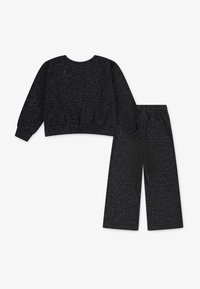 Temná šedá súprava na voľný čas, ktorá obsahuje krátku mikinu s dlhými rukávmi a výstrihom do okrúhla, spolu s ladnými širokými nohavicami, obe vyrobené z texturovanej látky.