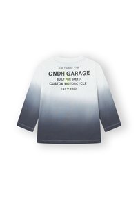 Camisa de manga larga con un degradado de azul a blanco. El texto incluye "CNDH GARAGE" y "CONSTRUIDA PARA LA VELOCIDAD" con acentos en negro y verde.