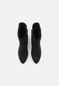 Schwarze Knöchelstiefel mit spitzer Zehenform, aus weichem Wildleder gefertigt, mit zwei seitlichen Reißverschlüssen und einem leicht schlaffen Oben-Design.