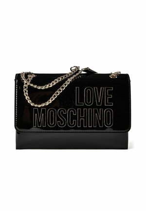 Zwarte rechthoekige handtas van lakleer met gouden kettingriem en 'LOVE MOSCHINO' gegraveerd op de voorsluiting.