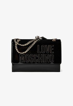 Borsa rettangolare in pelle verniciata nera con tracolla a catena dorata e "LOVE MOSCHINO" impresso sulla patta frontale.