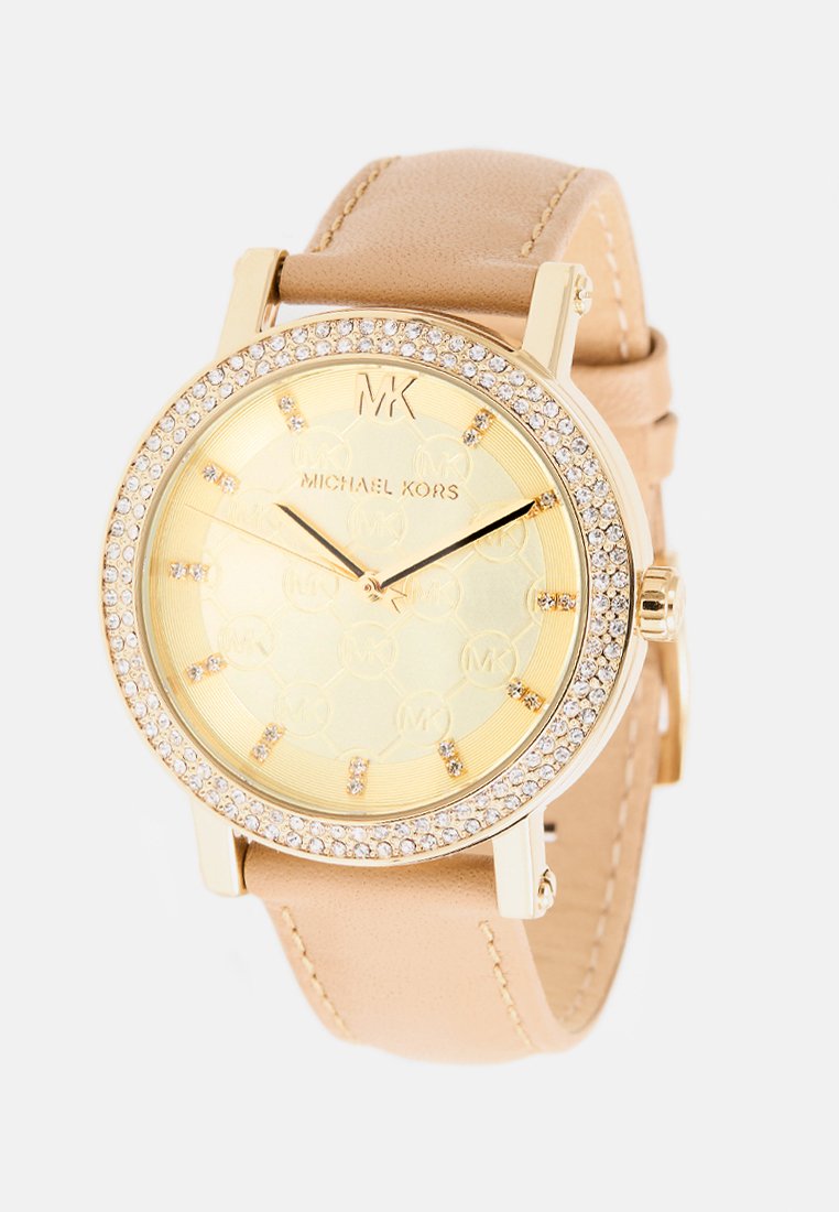 Reloj de pulsera dorado con correa de cuero beige, esfera redonda, decoraciones de cristal y detalle del logotipo en la carátula.