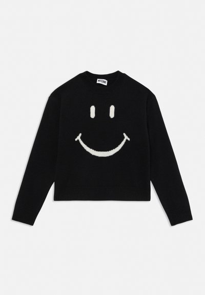 Svart genser med lange ermer og stort hvitt smiley-ansikt foran, samt en Moschino-label på innsiden av kragen.