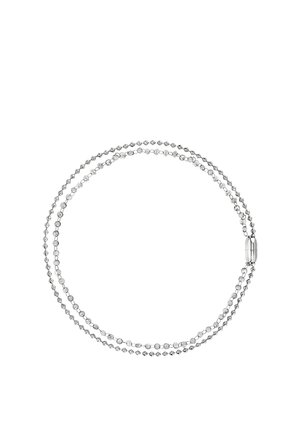 Sølvarmbånd med to tråde med en blanding af runde og sekskantede perler, forbundet med en glat oval lås.