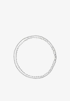 Srebrna bransoletka z dwoma rzędami koralików o kształcie okrągłym i sześciokątnym, połączona gładkim owalnym zapięciem.