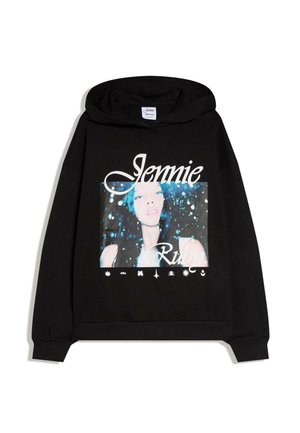 Schwarzer Hoodie mit einem aufgedruckten Foto eines Frauen-Gesichts, darüber der Text "Jennie", kleinere Texte und Symbole unter dem Bild auf der Vorderseite.