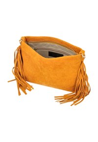 Orange ruskind clutch-taske med frynser, åbnet for at afsløre en beige indvendig, der har en lille lynlåslomme og et stofmærke.