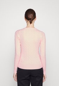 Maglione rosa lavorato a maglia con motivo a trecce, vestibilità slim, maniche lunghe e orlo a costine. Texture liscia con scollo a girocollo.