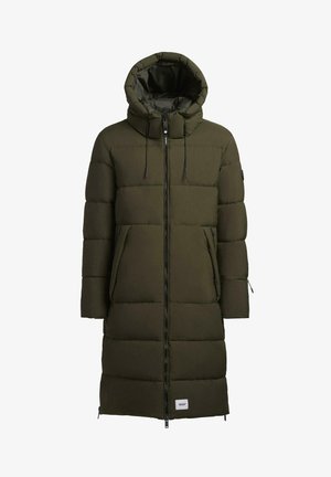 Lungo piumino verde oliva con cappuccio, chiusura frontale con zip, due tasche laterali, cordini regolabili e un patch con logo sull'orlo.