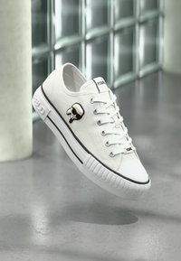 Unselected, white