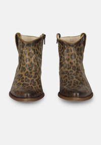 Bottines à imprimé léopard avec une surface texturée, des fermetures éclair sur le côté et un bout arrondi sur un petit talon en bois solide.
