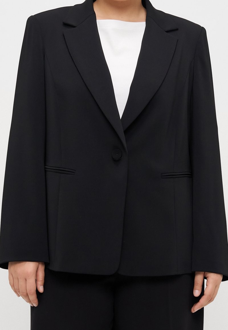 Czarna marynarka wykonana z gładkiej tkaniny, zapinana na jeden guzik, z wyciętymi klapami i dwoma przednimi kieszeniami ozdobionymi delikatnymi teksturowanymi akcentami.