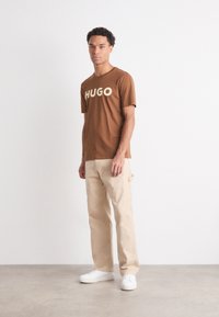 HUGO DULIVIO - Marškinėliai su spaudiniu - medium brown