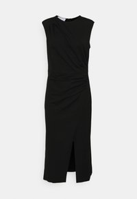 Robe midi noire sans manches avec fente latérale, taille ajustée et détails drapés subtils sur un fond uni.