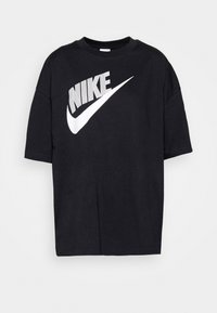 Musta puuvillapaita, jossa on suuri valkoinen Nike-logo ja swoosh-kuvio edessä. Rasvainen muoto, lyhyet hihat ja pyöreä kaula-aukko.