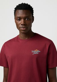 Wrangler GRAPHIC - T-shirts print - ruby_wine