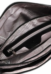 Borsa nera con zip e molteplici scomparti. L'interno presenta una fodera di colore chiaro con testo stampato. Texture liscia, forma rettangolare.
