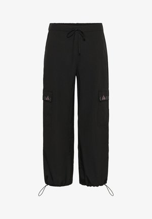 Pantalons cargo noirs avec taille à cordon, poches à rabat avec broderie rose sur les cuisses, et cordons réglables aux poignets.