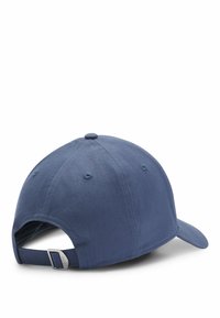 Cappellino da baseball in cotone blu scuro con visiera curva e cinturino regolabile sul retro, dotato di un bottone cucito sulla parte superiore.