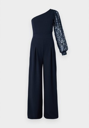 Granatowy kombinezon na jedno ramię z długim koronkowym rękawem. Projekt zawiera szerokie nogawki oraz fałdy z przodu dla dodatkowej tekstury.