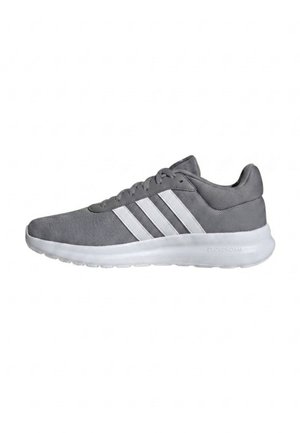 Grauer Adidas Laufschuh mit weißen Streifen und einer dicken weißen Sohle mit der Aufschrift Cloudfoam, seitlich auf weißem Hintergrund gezeigt.