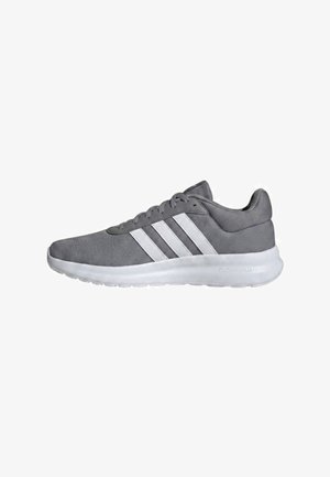 Grauer Adidas Laufschuh mit weißen Streifen und einer dicken weißen Sohle mit der Aufschrift Cloudfoam, seitlich auf weißem Hintergrund gezeigt.