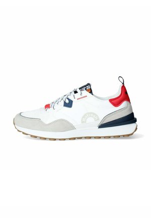 Sneaker bianca con accenti in suede grigio, dettagli blu, tacco rosso e suola in gomma testurizzata. Presenta un lacci a fantasia e un logo sul lato.