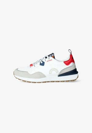 Zapatilla blanca con acentos de gamuza gris, detalles azules, talón rojo y suela de goma texturizada. Presenta un cordón con patrón y un logo en el lateral.