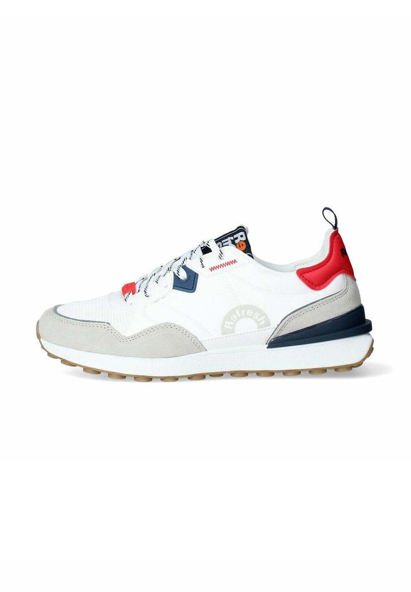 Zapatilla blanca con acentos de gamuza gris, detalles azules, talón rojo y suela de goma texturizada. Presenta un cordón con patrón y un logo en el lateral.