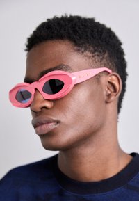 DARK DOODAD UNISEX - Occhiali da sole - pink