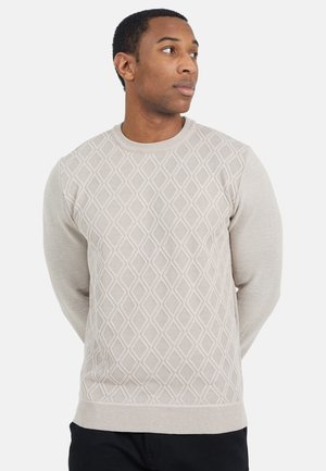Pull léger beige, avec un motif en losanges texturé, un col rond et des poignets côtelés. Tissu lisse, coupe standard, design décontracté.