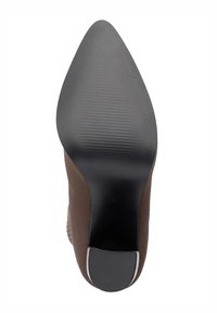 Brauner Textil-Pumps mit spitzer Zehenpartie, glatter schwarzer Sohle und strukturierten Akzenten am Obermaterial für zusätzlichen Halt und Stil.