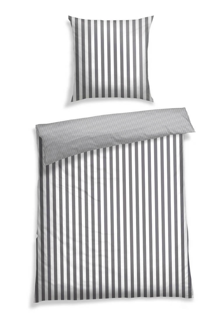 Bettwäsche-Set mit einer Bettdecke und einem Kissenbezug in Grautönen mit vertikalen Streifenmustern. Glatte Stoffqualität mit matter Oberfläche.