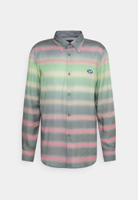 Camisa de botones con mangas largas, con rayas horizontales en tonos de gris, verde y rosa. Incluye un pequeño logo azul en el pecho.
