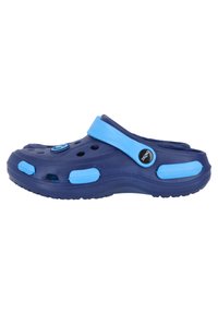 Sabots bleu marine avec des accents bleu clair. Fabriqués en matériau léger, dotés de trous de ventilation, d'une sangle arrière et de semelles texturées.