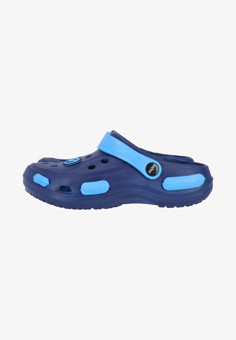 Marineblaue Clogs mit hellblauen Akzenten. Hergestellt aus leichtem Material, mit Belüftungsöffnungen, einem Riemen hinten und strukturierten Sohlen.