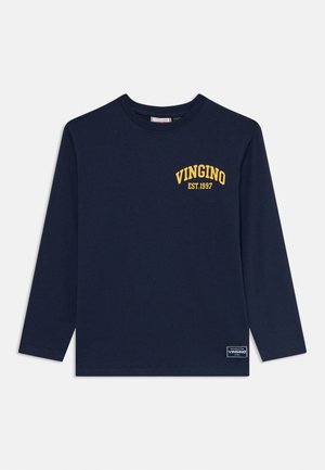 Dunkelblaues Langarmshirt mit gelbem "VINGINO EST.1997"-Schriftzug auf der Brust und kleinem Markenpatch nahe dem Saum.