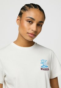 Wrangler SHORT SLEEVE GRAPHIC - REGULAR FIT - T-shirt print - worn white