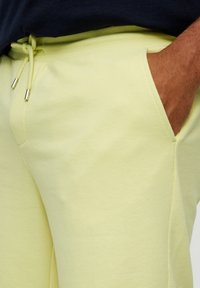 s.Oliver BERMUDA-JOGGER - Jogginghose - limettengrün
