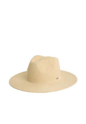 Strandhoed met brede rand in natuurlijk beige, met een gestructureerd geweven patroon en een klein metalen logo aan de zijkant.