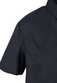 Camicetta a maniche corte in tessuto blu navy scuro, con colletto classico, texture liscia e design minimalista senza motivi visibili.