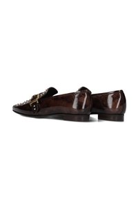 Chaussures en cuir verni marron avec un petit talon, dotées d'une grande boucle et d'embellissements en clous sur le devant. Texture lisse, bout pointu.