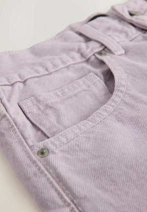 Jean en denim lilas avec une poche avant, quincaillerie en argent et détails de coutures. Le tissu a une finition texturée et douce.