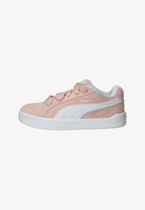 Lichtroze suède sneakers met witte accenten, afgeronde neus, gestructureerde veters en een witte rubberen zool. Puma-logo op de zijkant.