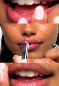 Nærbillede af en person, der påfører pink læbestift på deres læber, med fingre, læber, tænder og læbestiftens tube synlige.