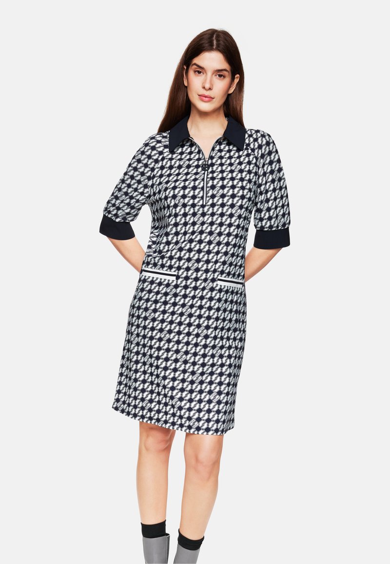Kurzärmliges Kleid mit Marine- und Weißmuster, Zipper-Kragen und zwei Fronttaschen, mit kontrastierenden Bündchen und Details.