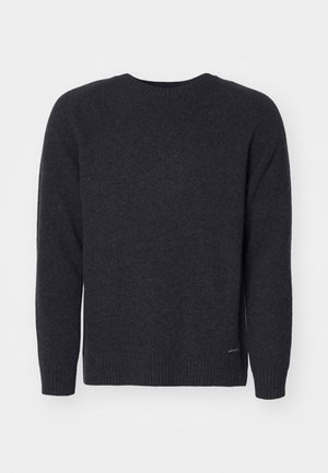 Suéter de punto gris oscuro con cuello redondo, mangas largas y puños de canalé. Textura suave con un sutil detalle de logo en la parte inferior izquierda.