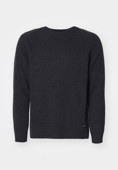 Pulover tricotat de culoare gri închis, cu guler rotund, mâneci lungi și manșete cu detalii ribbate. Textură netedă cu un detaliu subtil al logo-ului în partea stângă jos.