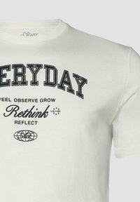 T-shirt blanc avec texte noir lisant "EVERYDAY", "FEEL OBSERVE GROW", "Rethink" et "REFLECT", ainsi qu'un petit graphique de globe et le nom de la marque.
